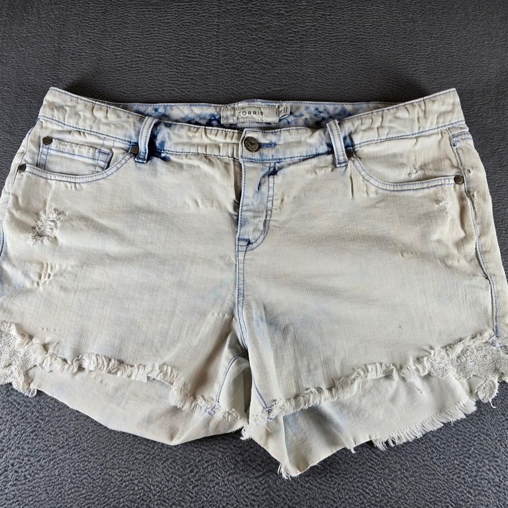 Torrid Light Wash Distressed Denim Shorts Size 18 Frayed Hem Raw Edge Summer